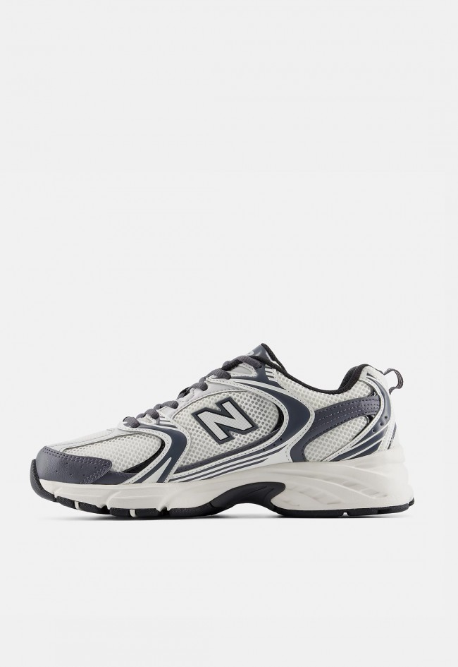 Zapatillas New Balance 530 para hombre en blanco y gris marino, estilo retro running con confort diario
