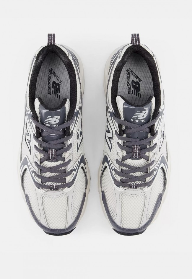 Zapatillas New Balance 530 para hombre en blanco y gris marino, estilo retro running con confort diario