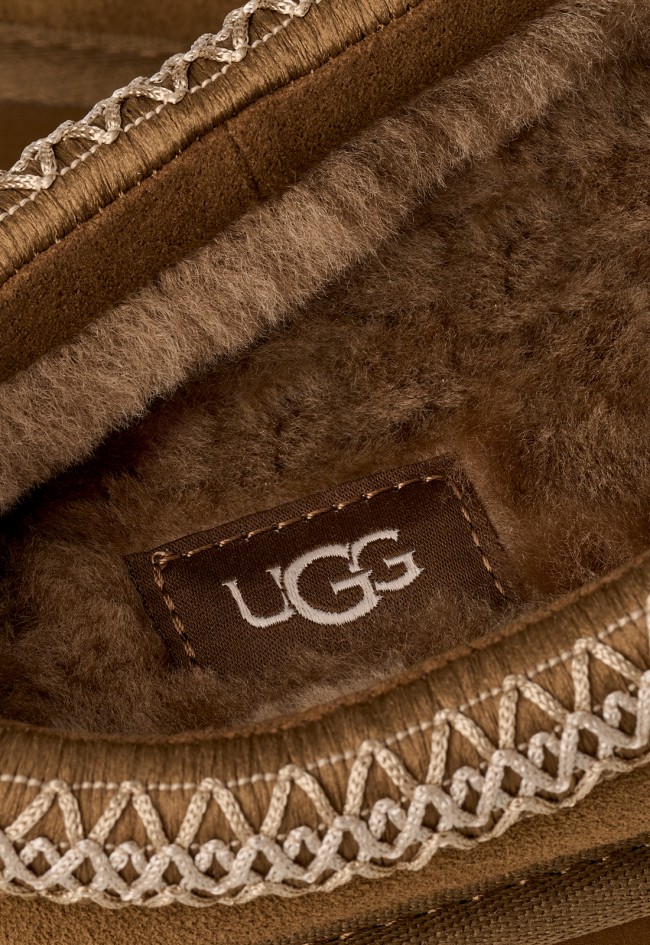 Zueco UGG Tazz II de mujer de ante marrón con plataforma, estilo icónico