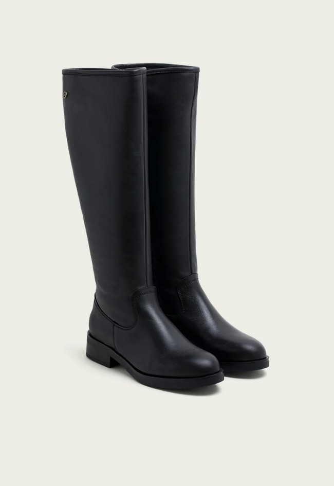 Bota alta de mujer Porronet Jana de piel negra, elegante y versátil