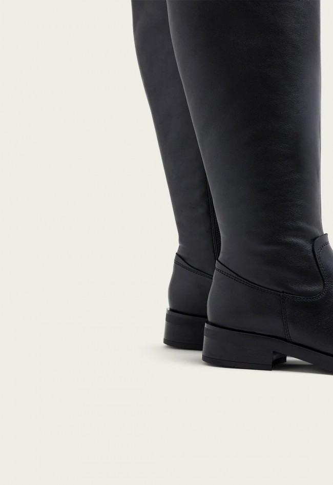 Bota alta de mujer Porronet Jana de piel negra, elegante y versátil