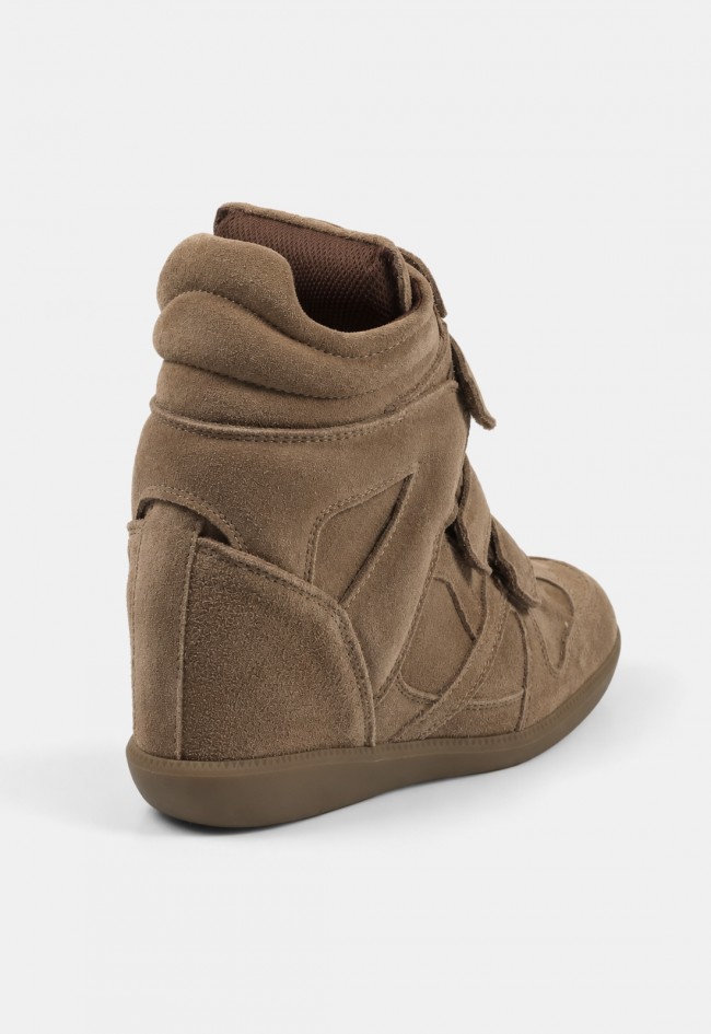 Deportiva de cuña TOP3 de mujer de piel serraje taupe con velcros, estilo urbano