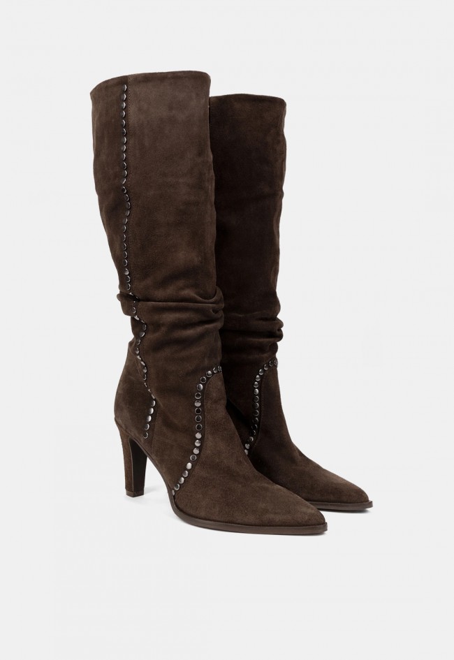 Bota alta de mujer Mimmu Georgina de ante marrón con tachuelas, estilo rock sofisticado
