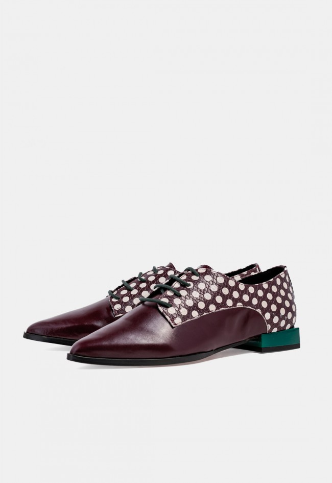 Zapato de cordones GLO Stadfish de piel burdeos con lunares, diseño exclusivo para VAS
