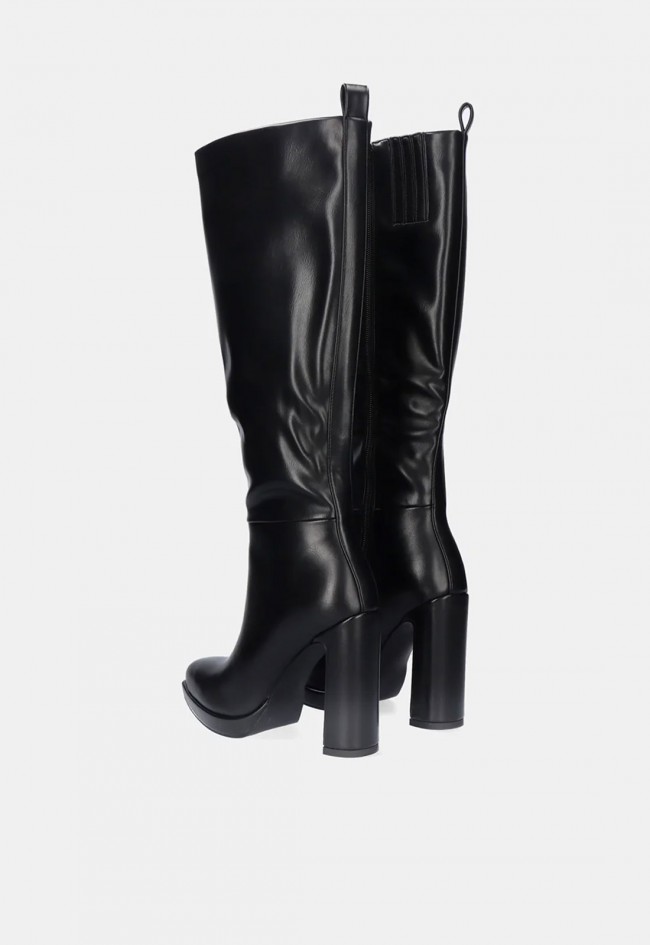 Bota alta EXÉ K2417-21077 negra con tacón alto, un diseño imprescindible