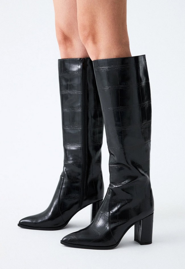 Bota alta EXÉ Fieeipa 444 negra con efecto croco y tacón alto, estilo sofisticado