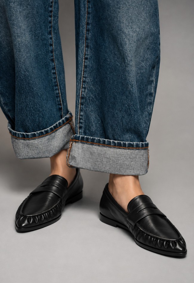 Mocasín fruncido de mujer GLO Delia de piel negra, un diseño en tendencia