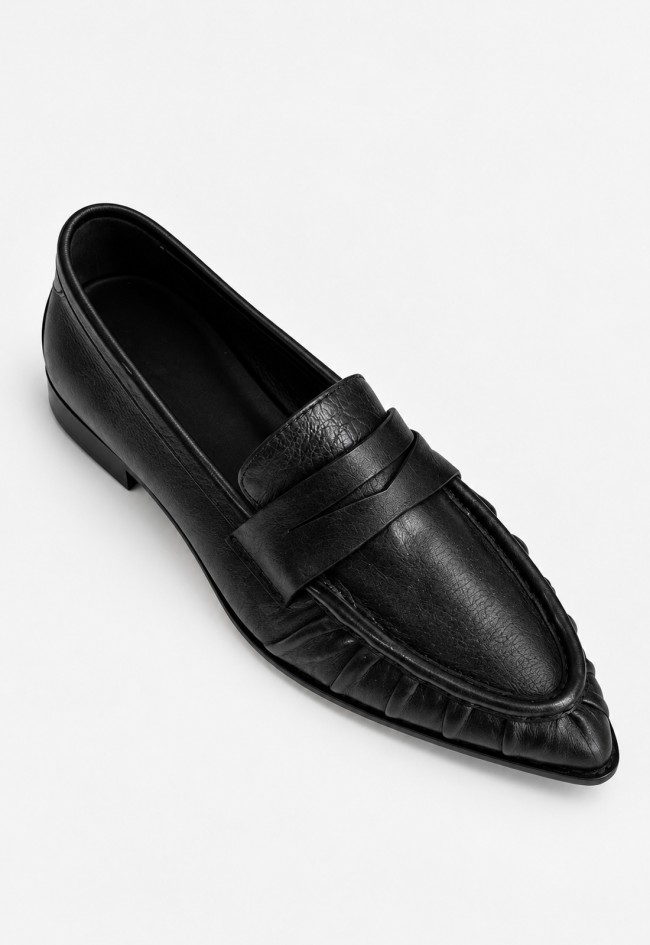 Mocasín fruncido de mujer GLO Delia de piel negra, un diseño en tendencia