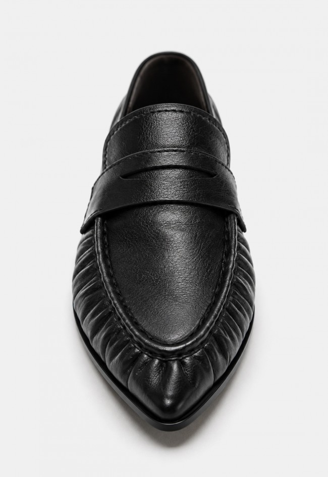Mocasín fruncido de mujer GLO Delia de piel negra, un diseño en tendencia