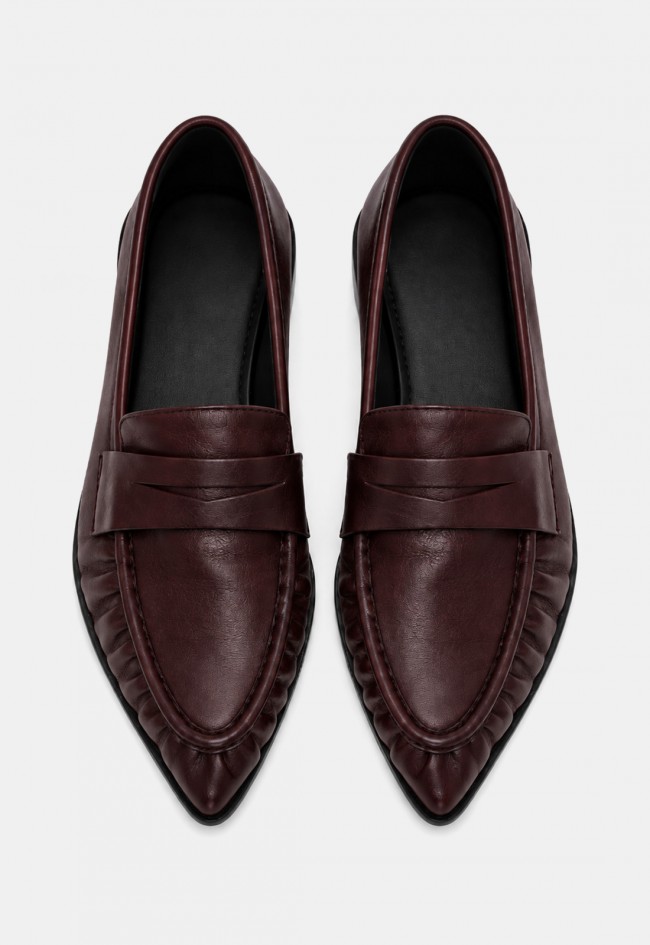 Mocasín fruncido de mujer GLO Delia de piel burdeos, un diseño en tendencia