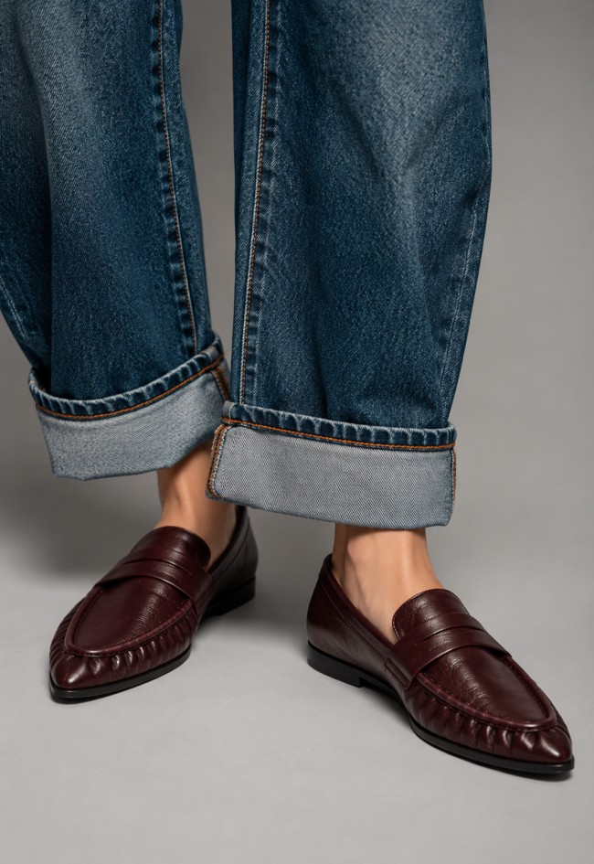 Mocasín fruncido de mujer GLO Delia de piel burdeos, un diseño en tendencia