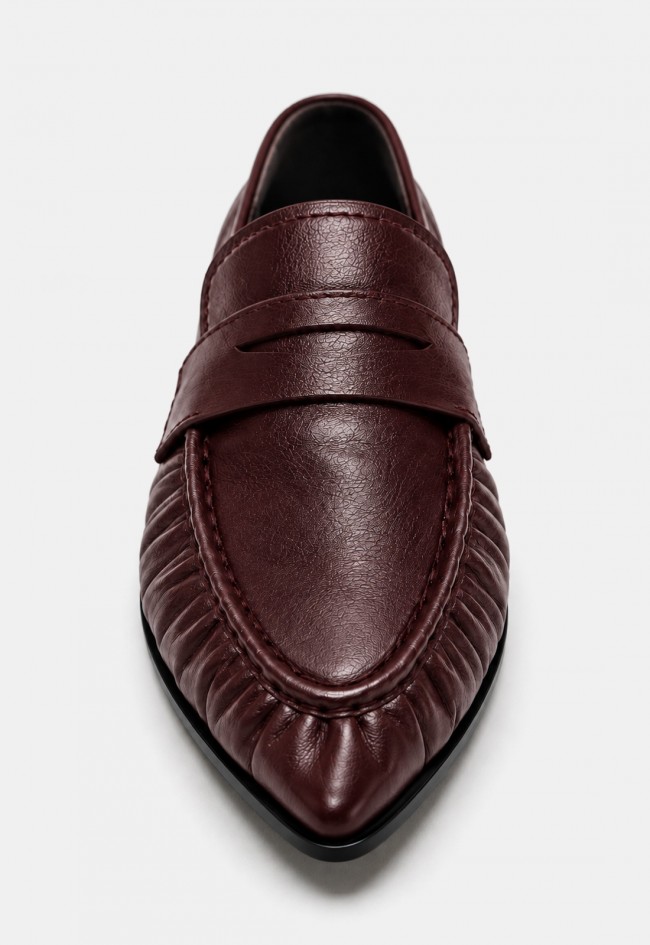 Mocasín fruncido de mujer GLO Delia de piel burdeos, un diseño en tendencia