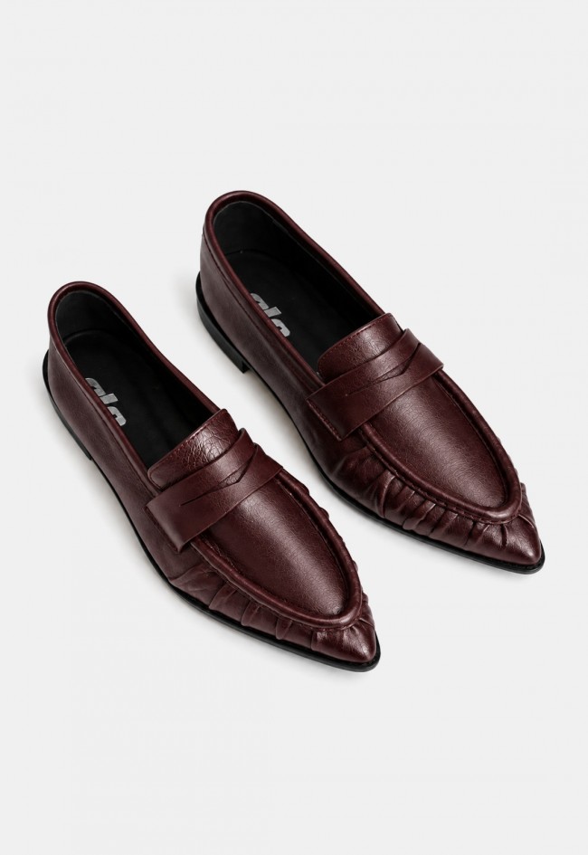 Mocasín fruncido de mujer GLO Delia de piel burdeos, un diseño en tendencia