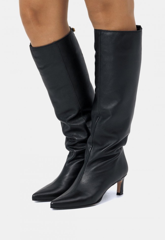 Bota alta de mujer Mustang Gala de piel negra, estilo sofisticado con tacón kitten