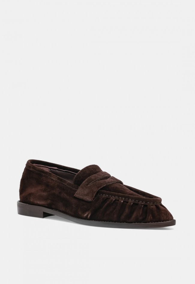 Mocasín de mujer GLO Delia de piel y serraje marrón chocolate, diseño fruncido en tendencia