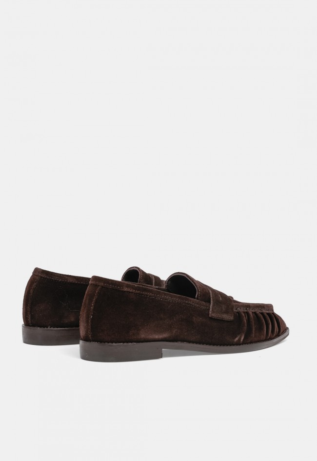 Mocasín de mujer GLO Delia de piel y serraje marrón chocolate, diseño fruncido en tendencia