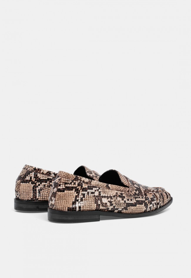 Mocasín de mujer GLO Delia de piel con animal print, diseño en tendencia