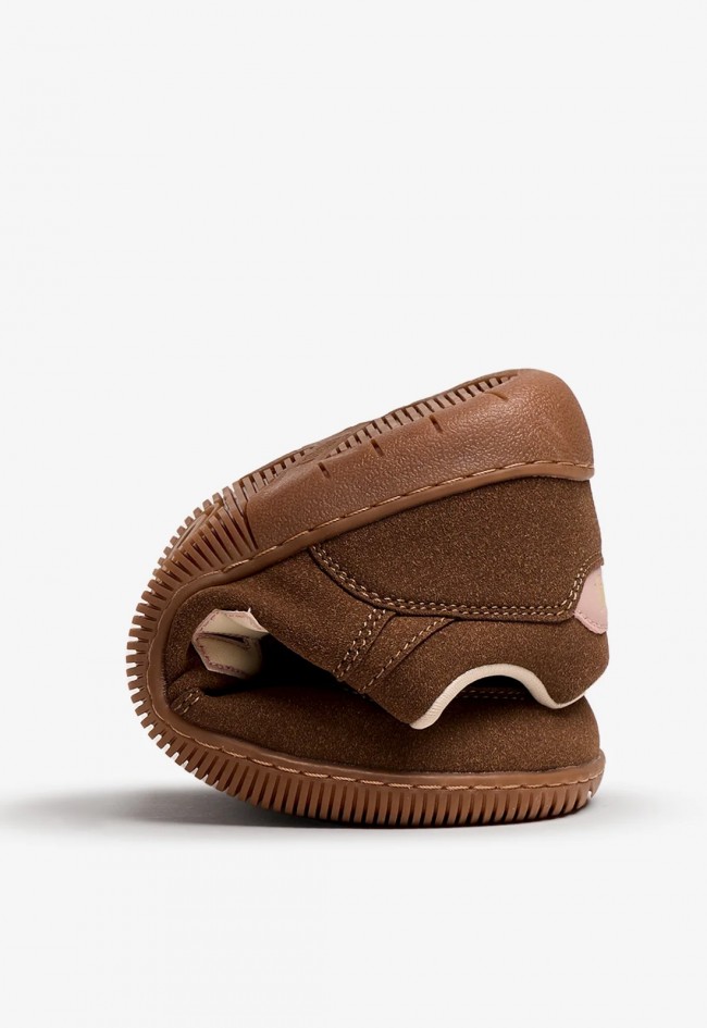 Zapatilla barefoot Mustang Free Aria marrón moka para mujer, libertad y estilo natural
