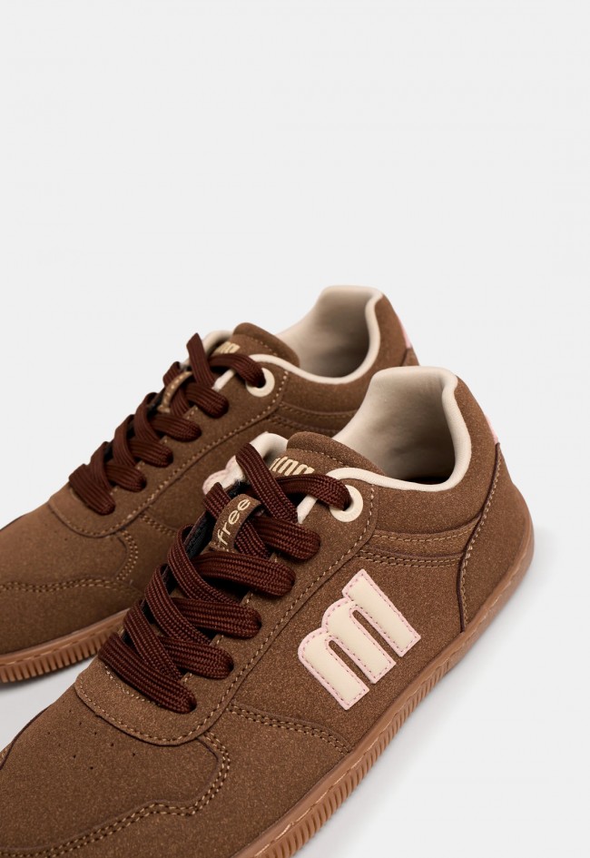 Zapatilla barefoot Mustang Free Aria marrón moka para mujer, libertad y estilo natural