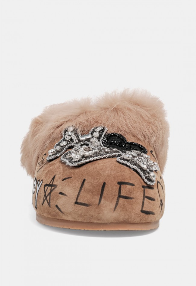 Zueco de mujer Movies EFS-09C-M en piel taupe, confort y estilo cosy con detalle joya