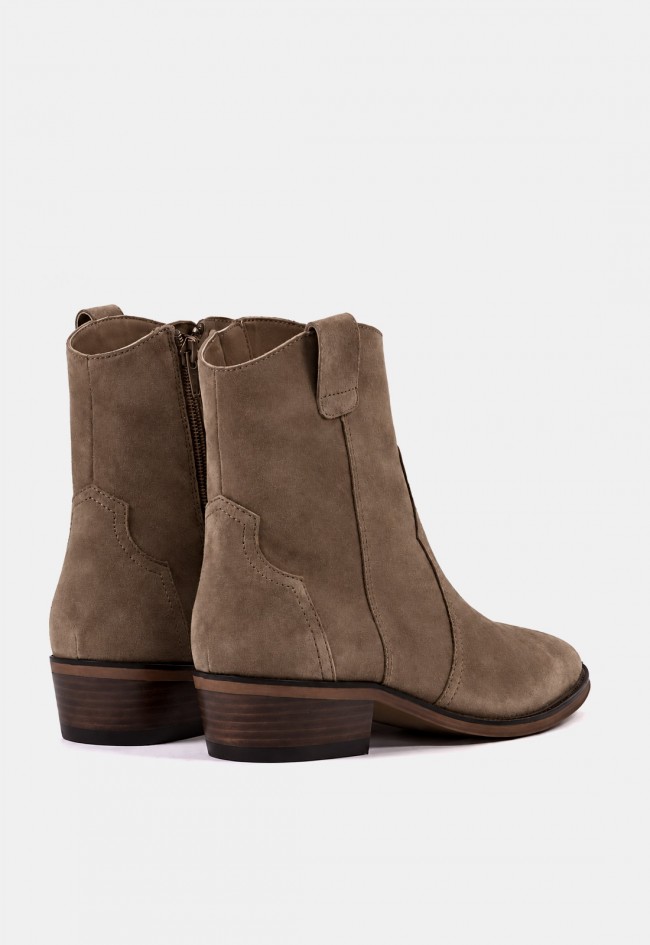 Botín cowboy Another Trend 5644 de mujer en piel tostada, estilo campero con tacón cubano