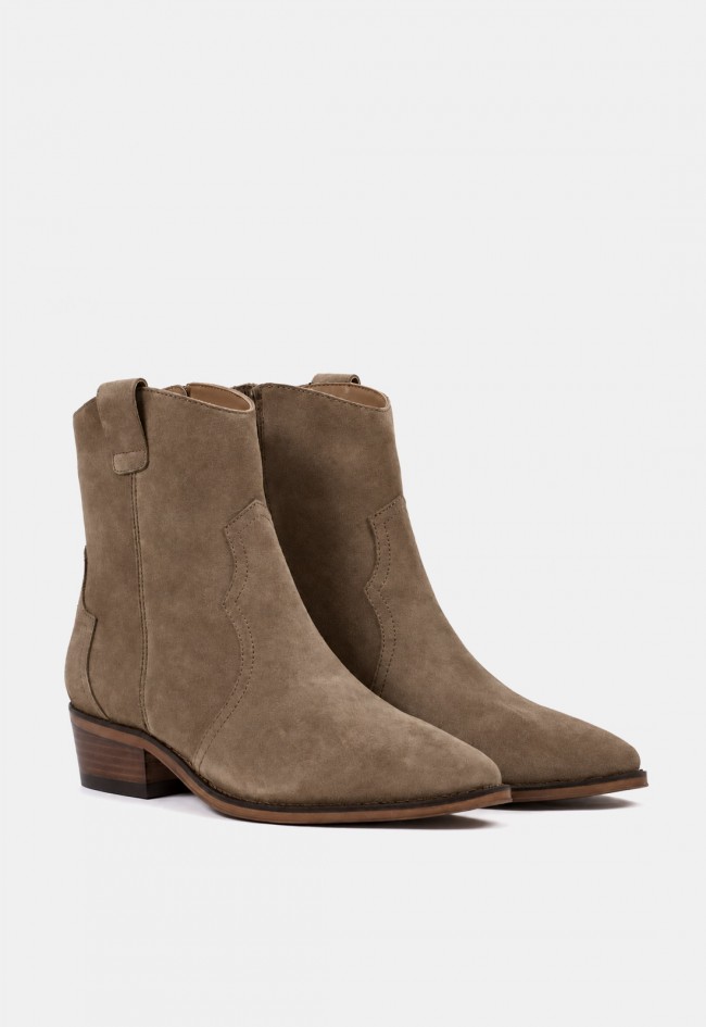 Botín cowboy Another Trend 5644 de mujer en piel tostada, estilo campero con tacón cubano