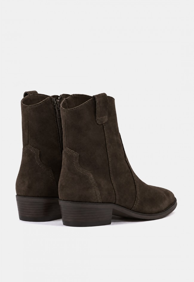 Botín cowboy Another Trend 5644 de mujer en piel marrón, estilo campero con tacón cubano