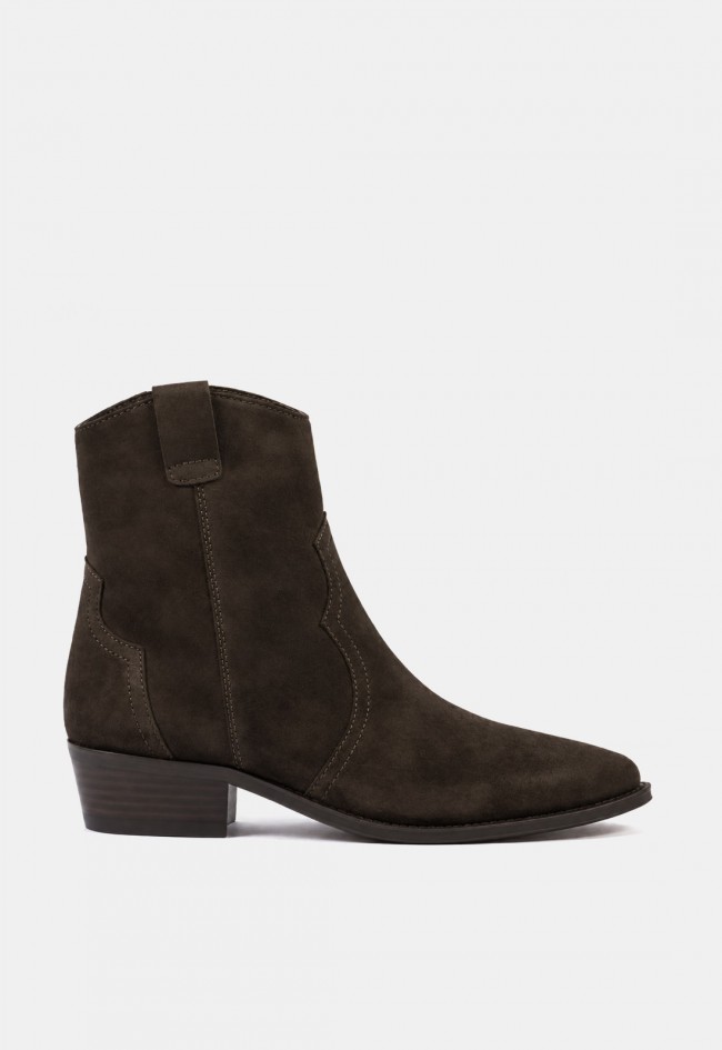 Botín cowboy Another Trend 5644 de mujer en piel marrón, estilo campero con tacón cubano