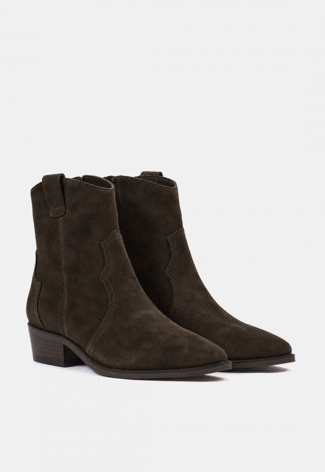 Botín cowboy Another Trend 5644 de mujer en piel marrón, estilo campero con tacón cubano
