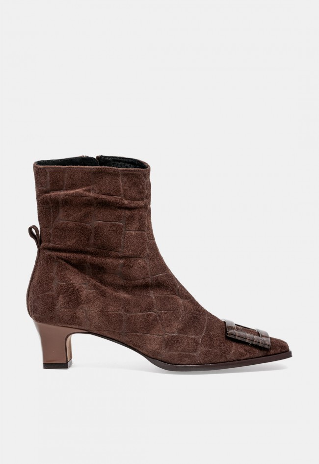 Botín de mujer Dibia 57248 de piel marrón chocolate, diseño chic con tacón y hebilla