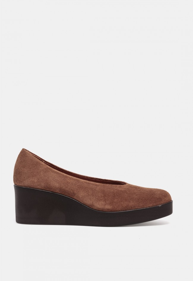 Zapato de mujer VAS 9010 de piel color cuero con cuña alta, diseño cómodo y sofisticado
