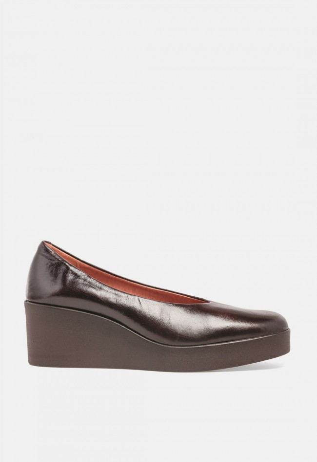 Zapato de mujer VAS 9010 de piel marrón con cuña alta, diseño cómodo y sofisticado