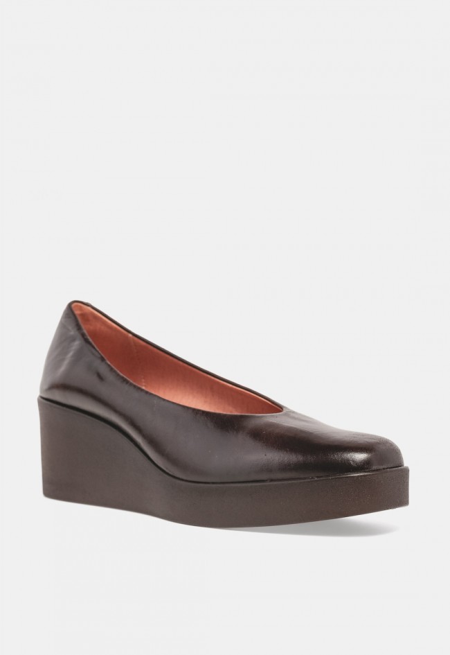 Zapato de mujer VAS 9010 de piel marrón con cuña alta, diseño cómodo y sofisticado