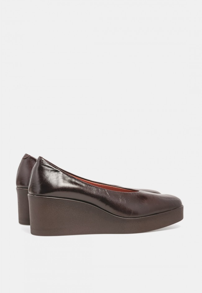 Zapato de mujer VAS 9010 de piel marrón con cuña alta, diseño cómodo y sofisticado