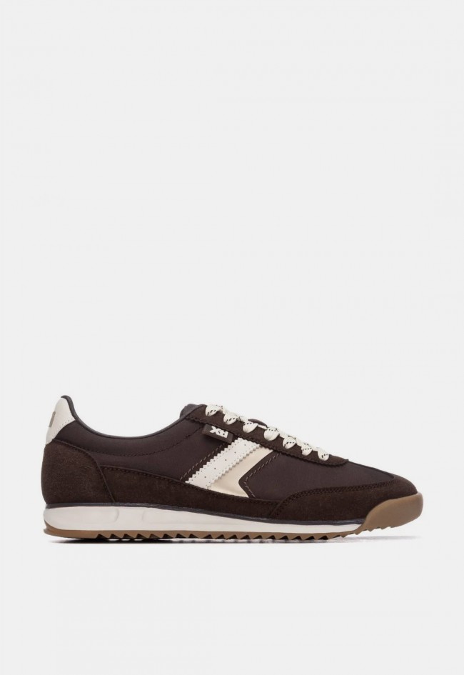 Zapatilla deportiva Xti 14611403 de mujer en marrón, diseño retro y certificado vegano