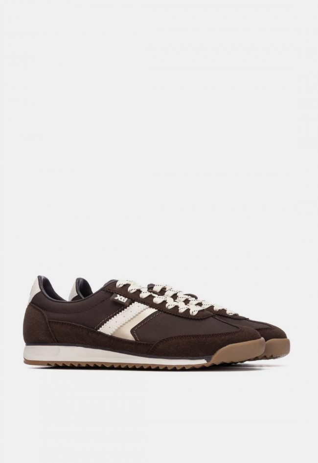 Zapatilla deportiva Xti 14611403 de mujer en marrón, diseño retro y certificado vegano