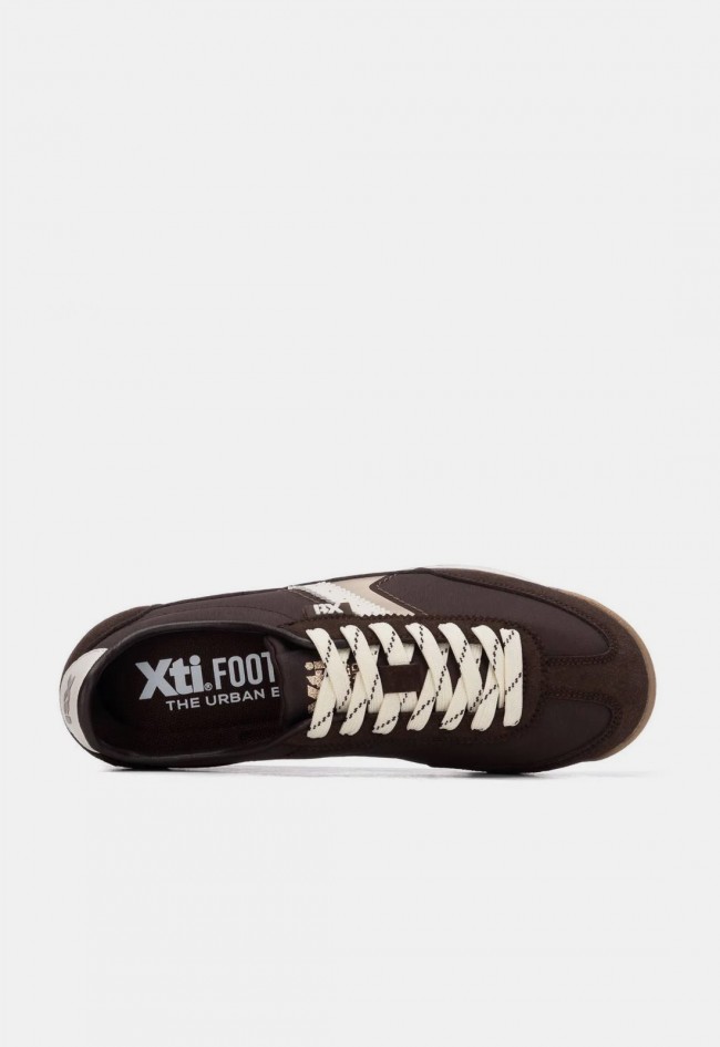 Zapatilla deportiva Xti 14611403 de mujer en marrón, diseño retro y certificado vegano