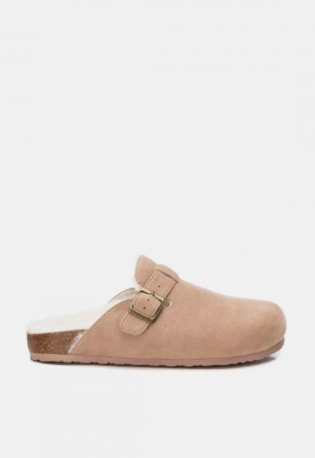 Zueco Xti 14324002 de mujer en beige con forro de pelito, comodidad y tendencia