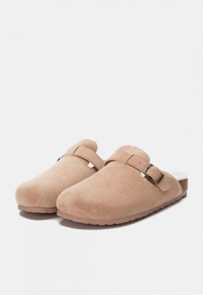 Zueco Xti 14324002 de mujer en beige con forro de pelito, comodidad y tendencia