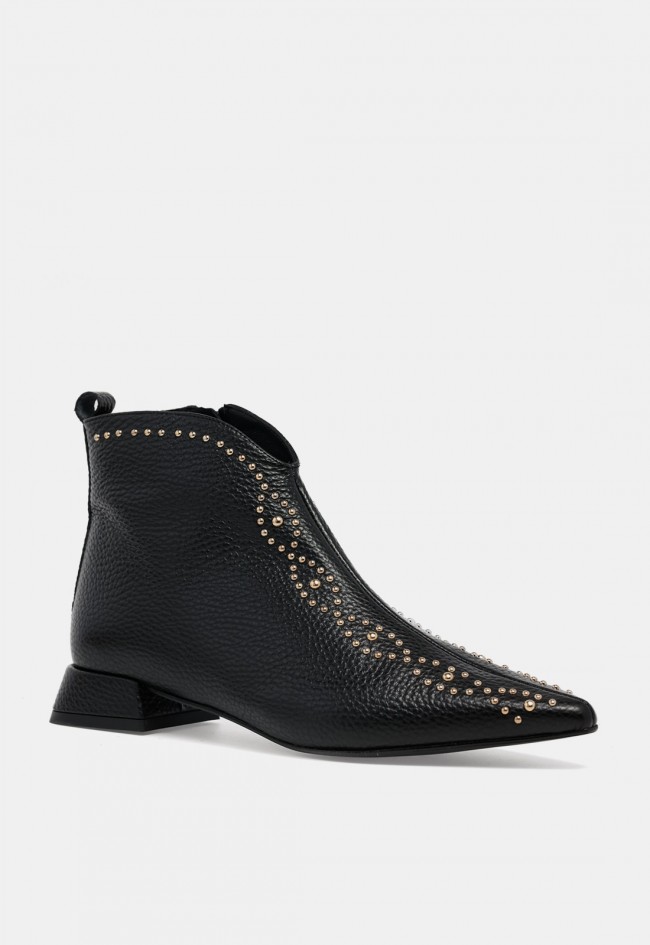 Botín negro Dibia 57198 de mujer en piel con tachuelas doradas, elegancia y personalidad