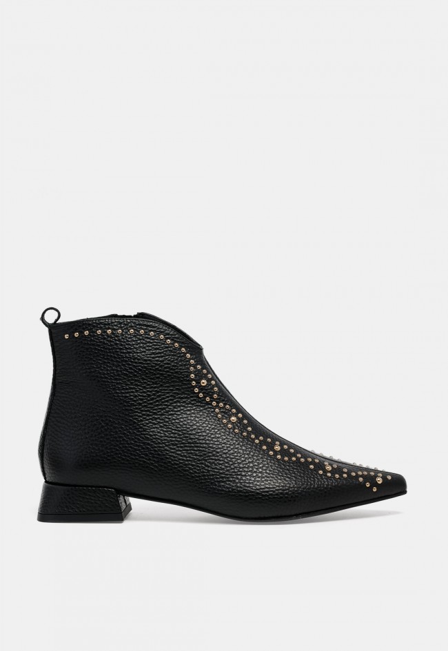 Botín negro Dibia 57198 de mujer en piel con tachuelas doradas, elegancia y personalidad