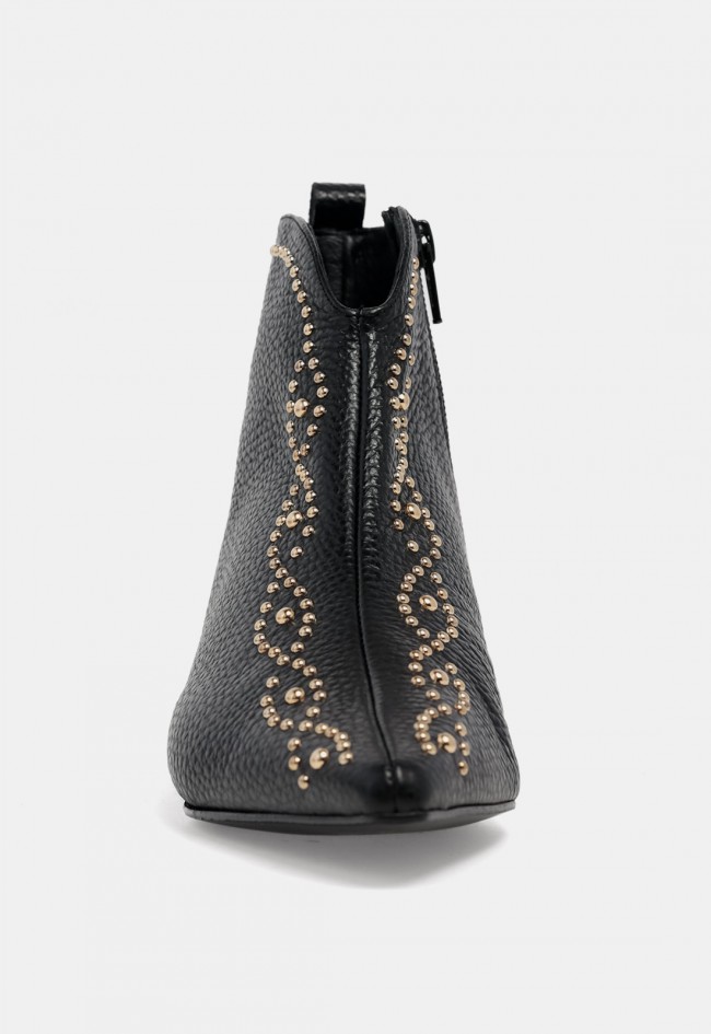 Botín negro Dibia 57198 de mujer en piel con tachuelas doradas, elegancia y personalidad