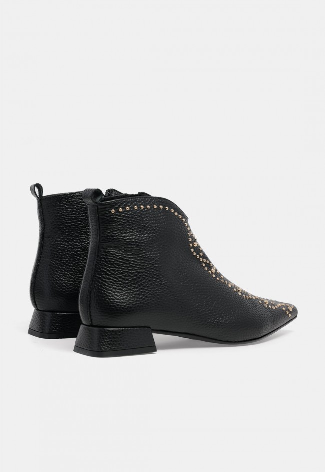 Botín negro Dibia 57198 de mujer en piel con tachuelas doradas, elegancia y personalidad
