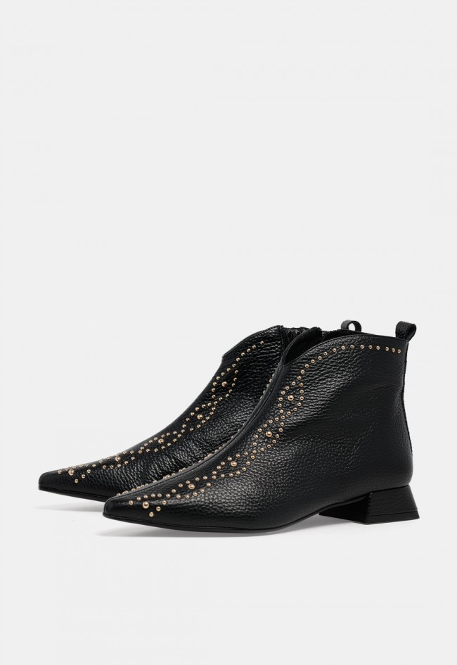Botín negro Dibia 57198 de mujer en piel con tachuelas doradas, elegancia y personalidad