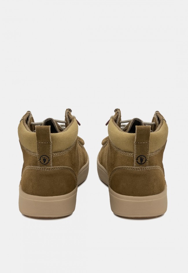 Bota wallabi Natural World Angles de hombre en taupe, serraje hidrofugado y confort