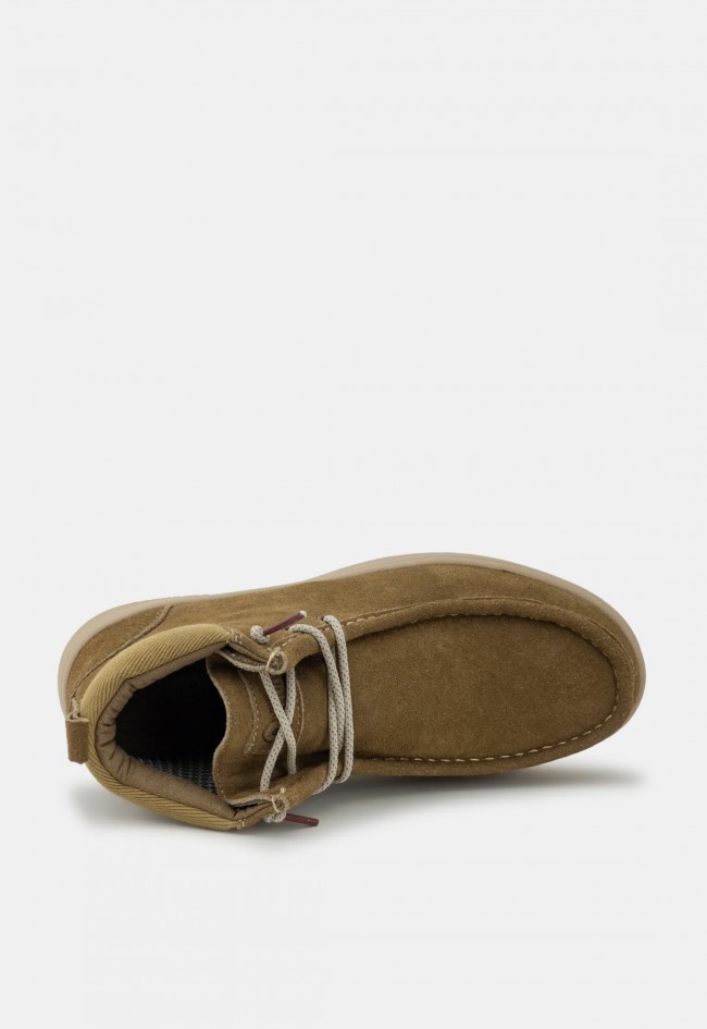 Bota wallabi Natural World Angles de hombre en taupe, serraje hidrofugado y confort