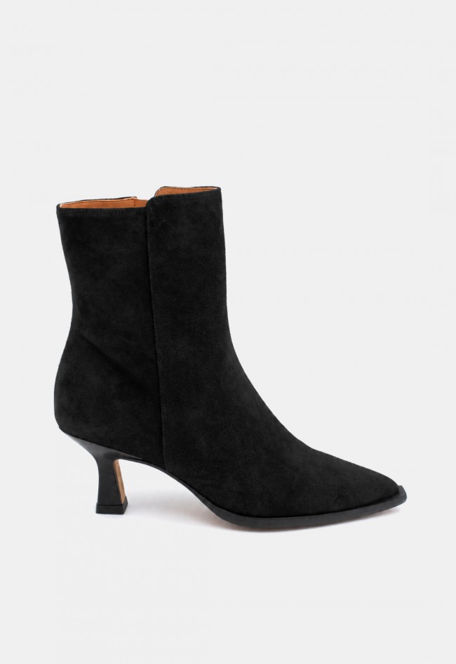 Botín negro de mujer Ángel Alarcón 26578-592A de piel, elegancia y estilo sofisticado