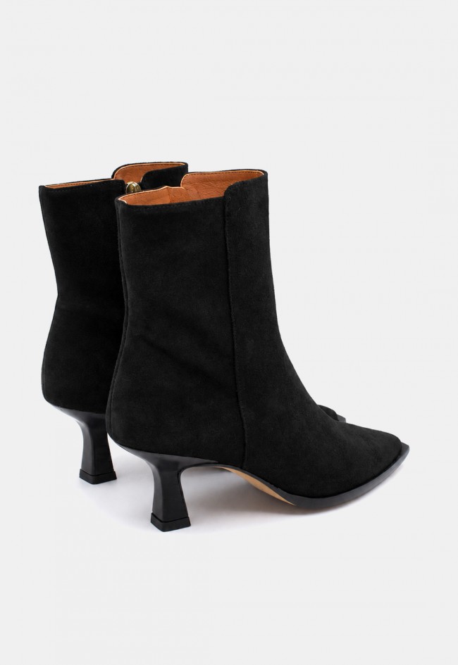 Botín negro de mujer Ángel Alarcón 26578-592A de piel, elegancia y estilo sofisticado