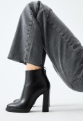 Botín negro de tacón EXÉ K2417-E332 para mujer, diseño minimalista con carácter contemporán