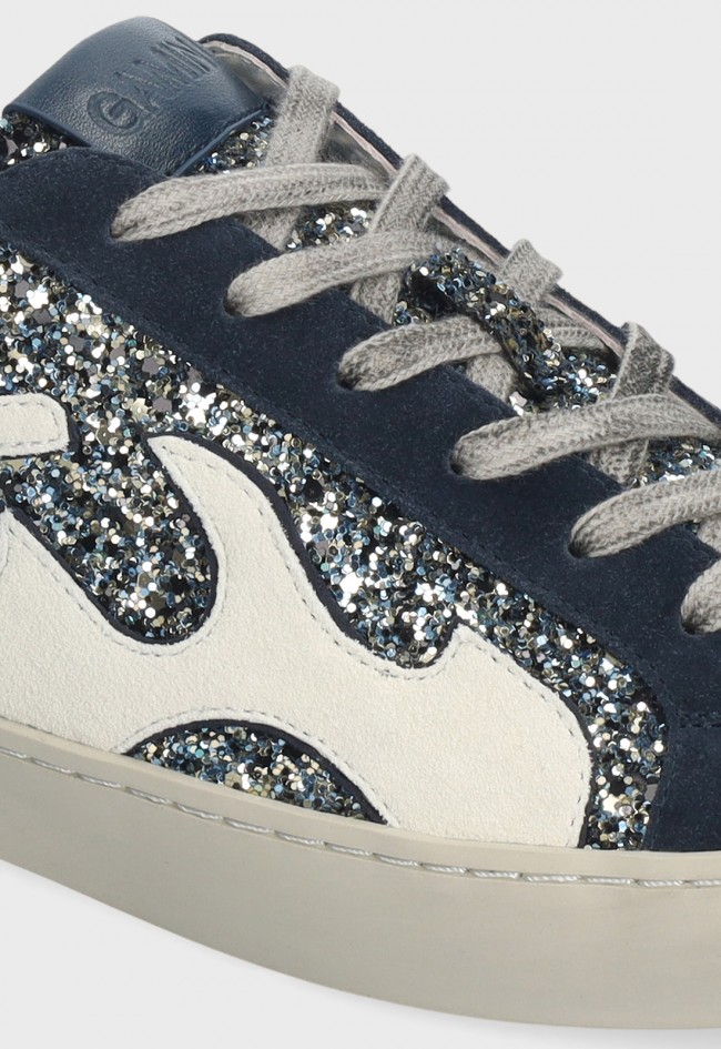 Zapatilla deportiva Gamin Dopamine de mujer azul con brillo glitter, un diseño urbano lleno de personalidad
